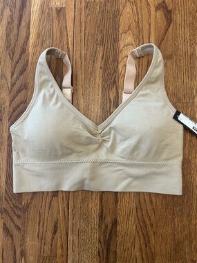 Coobie Seamless V-Neck Bra in Beige